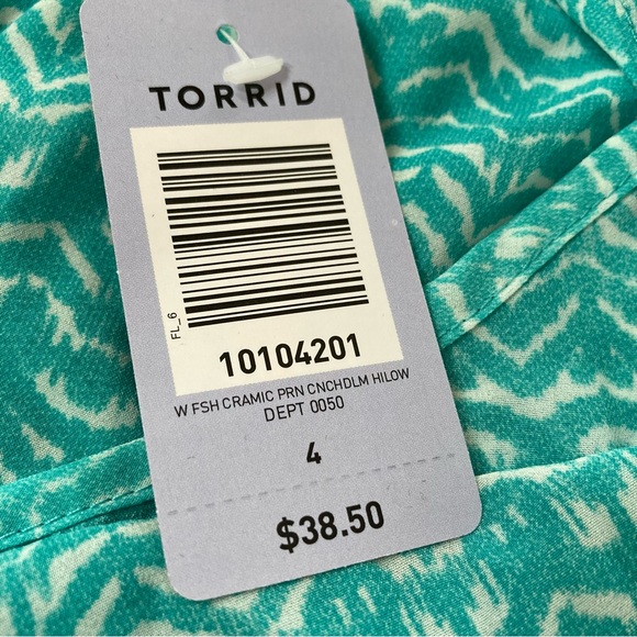 Torrid Size 4 Blue & White High Low Short Sleeve Top with Cut Out Back NWT - Picture 5 of 8